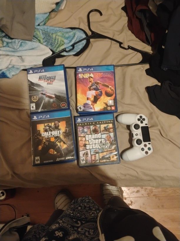10 PS4 Games And 1 White Controller
