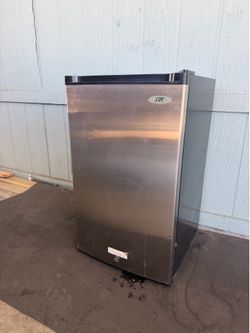 SPT 3.0 Cu Ft Upright Freezer Stainless Steel – Works Great –