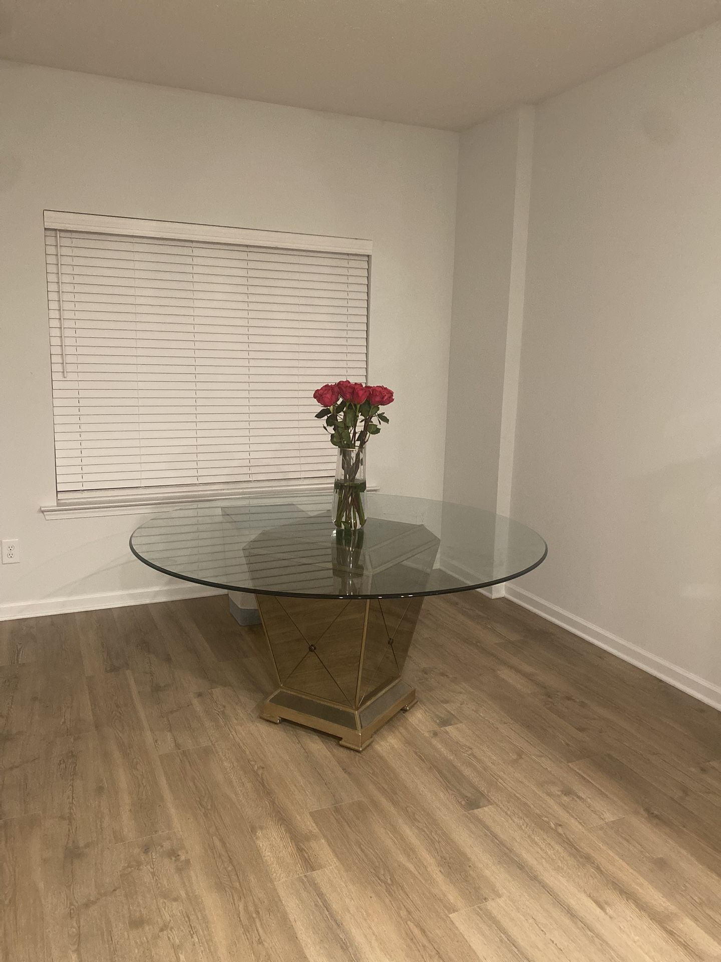 Round Dinning Table