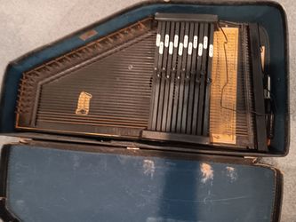 AUTO HARP IN CASE. 23 STRING