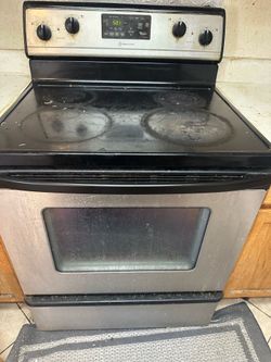 Used Whirlpool electric stove - no issues - 100% working .