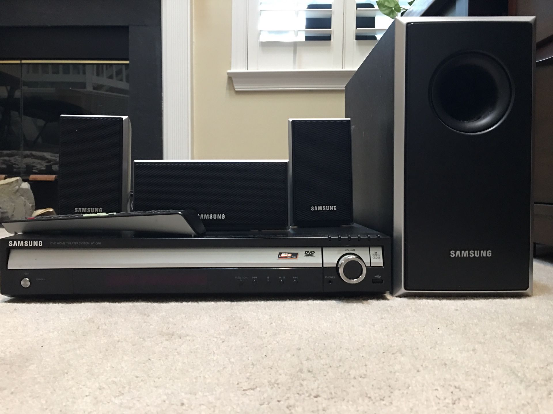 Samsung Home Theater w/remote right/center/left speakers & subwoofer