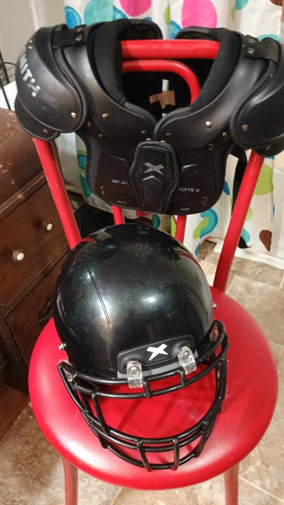 Underarms Wide Reciever Shoulder Pads And Helmet