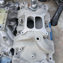 EDELBROCK ALUMINUM INTAKE FOR CHEVY SB !! NEVER INSTALLED !! 150$