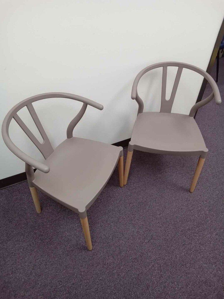 2 Beige Wishbone Chairs 