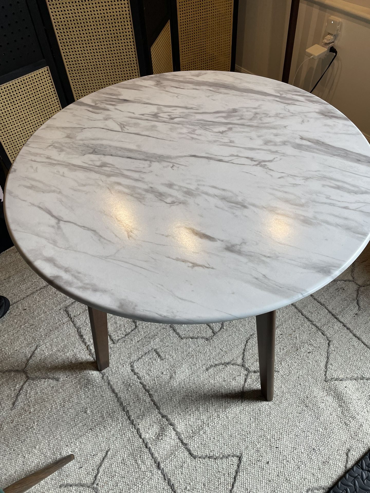 Round dining table