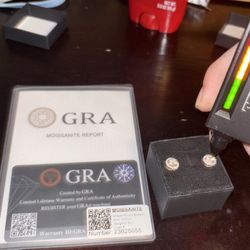 VV1 Moissanite Earrings