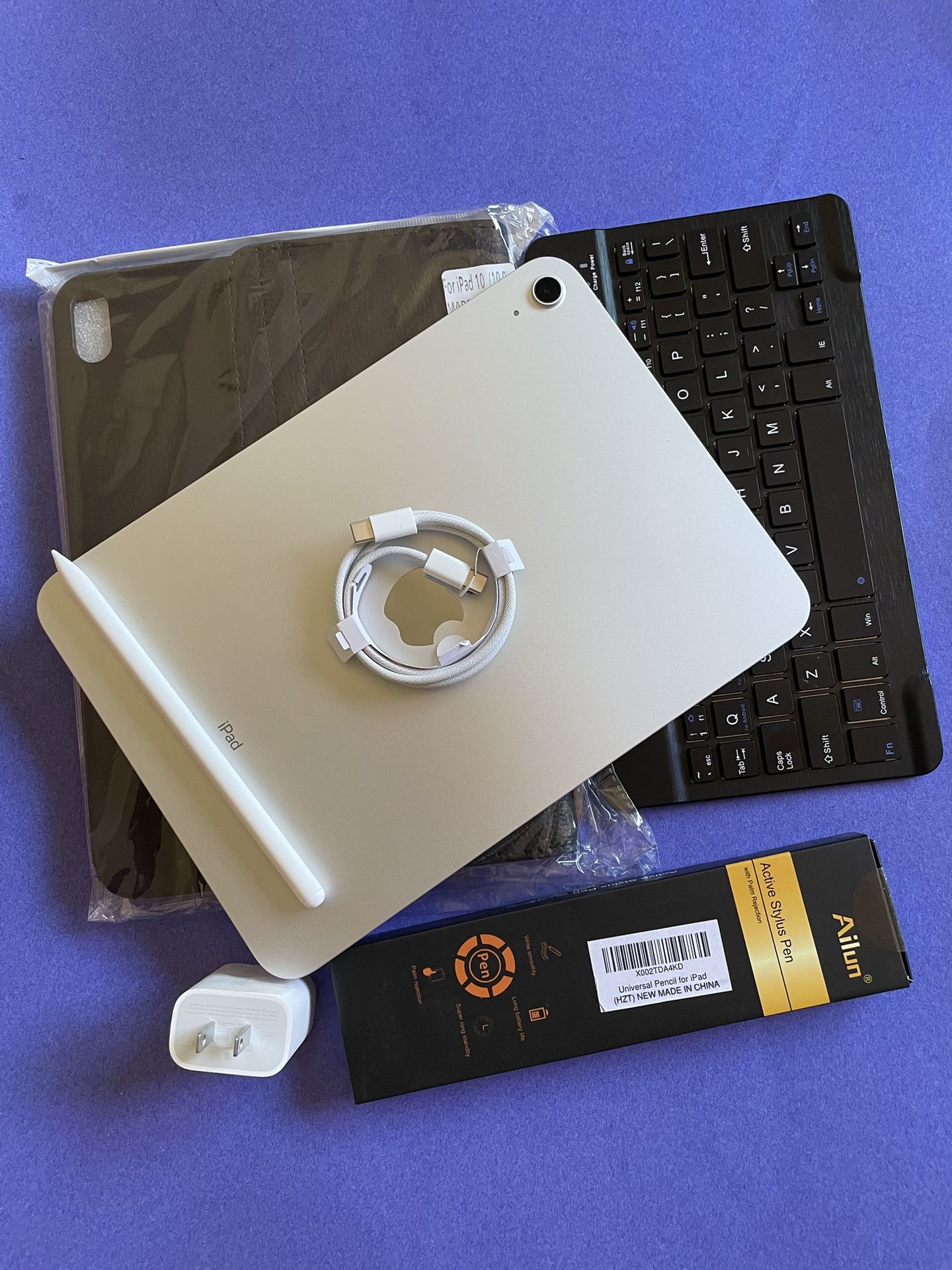 256gb Apple IPad 10th Generation (10.9” Liquid / 2022 model) with pen, keyboard, case & Accessories (warranty 2026)