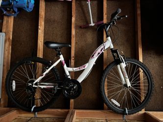  Bike – Needs Simple Pedal Repair