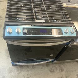 NEW WHIRLPOOL GAS RANGE WITH AIR FRYER 