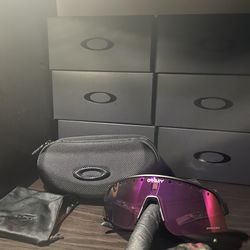 Black reflective Oakley sun glasses