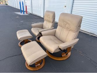 (2) Ekornes Stressless Admiral Recliners and Ottomans , Size: MEDIUM