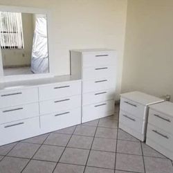 Dresser Whit Mirror, Chest And 2 Nightstands - Cómoda Con Espejo, Gavetero Y 2 Mesitas De Noche 
