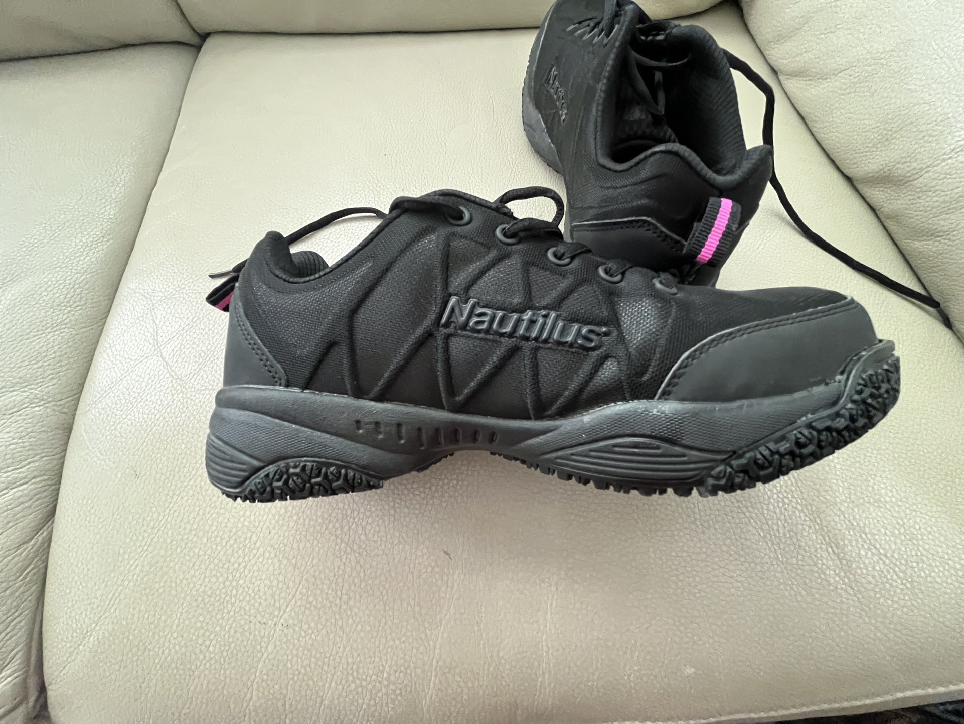 Women’s Nautilus Steel Tow Work Shoe Size 7