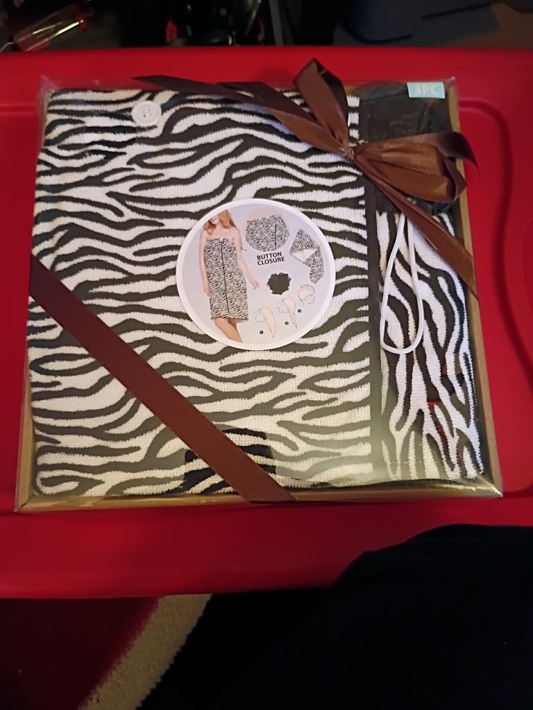 Pamper Her Bathroom Set OSFM, Dr Teals Sleep Lotion, Cozy Sock, Body Cream & Body Mist. Brand New. $25.