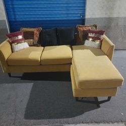 Really nice sectional couch 🛋️ very clean