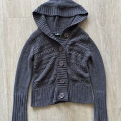 gray knitted hoodie