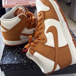 Jordan Dunk High Retro SE Monarch Sneakers