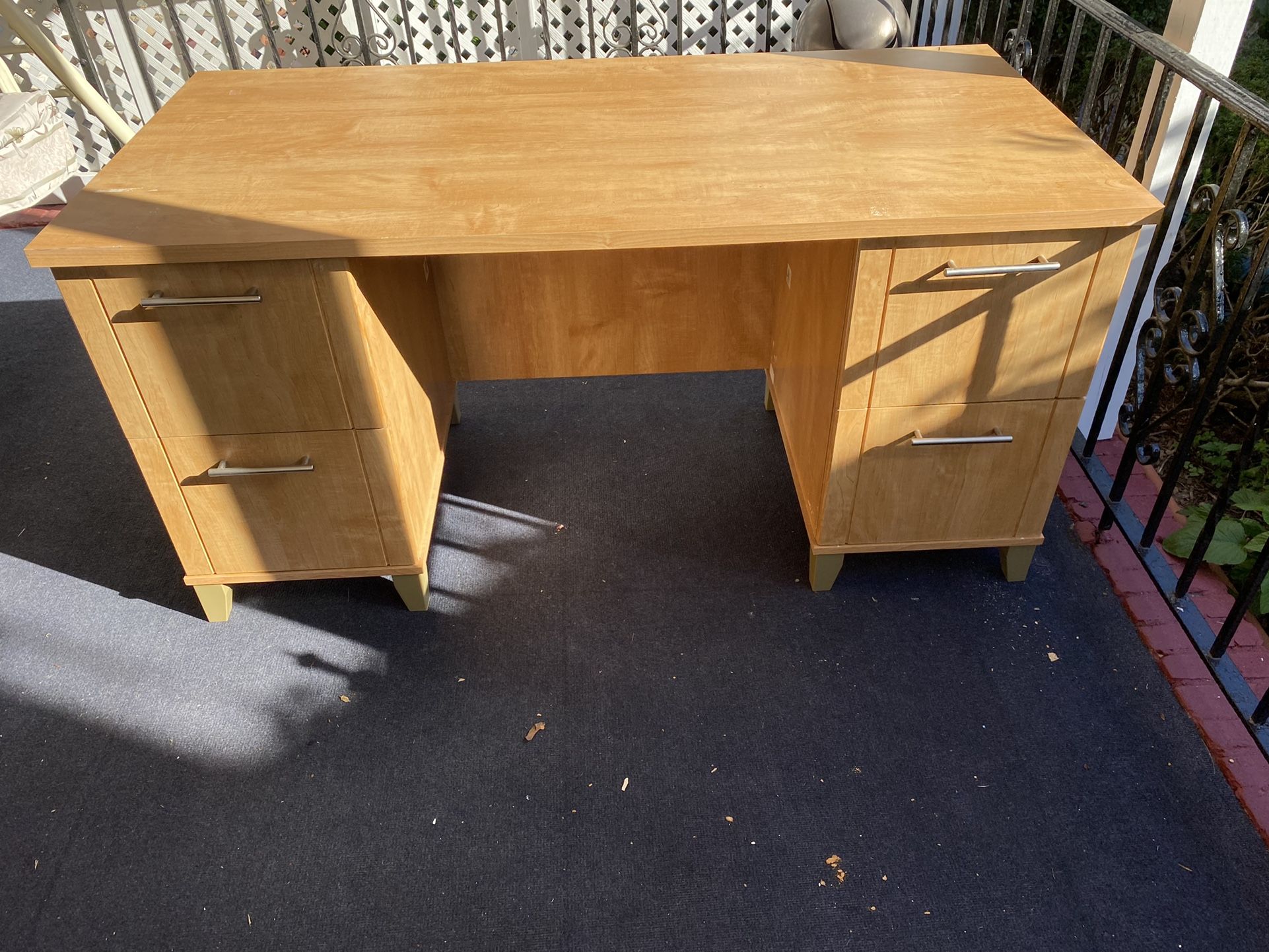 Sturdy Desk With 4 Draws