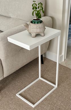 26”h White Metal and Wood C-Shaped Side Table