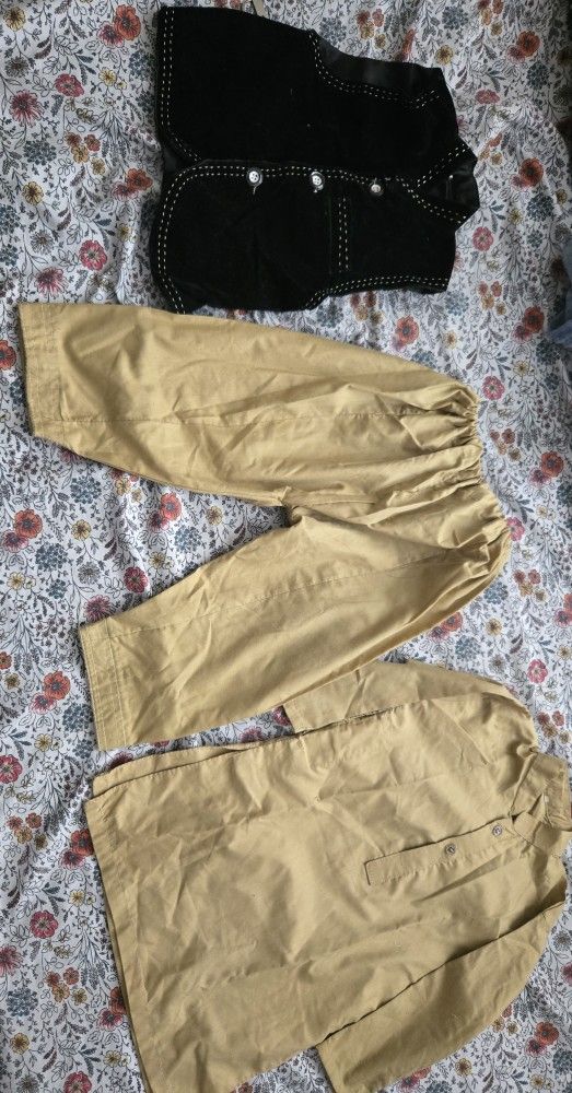 0-2 Year Old Cute Boy 3 Pieces khakis and black kurta Shalwar and waistcoat. Pakistani Indian Bangladeshi Comes from pet Free home.
Shirt: 19 inch