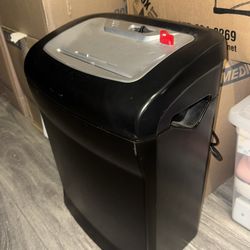 Staples Paper Shredder 