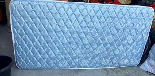 Single bed mattress