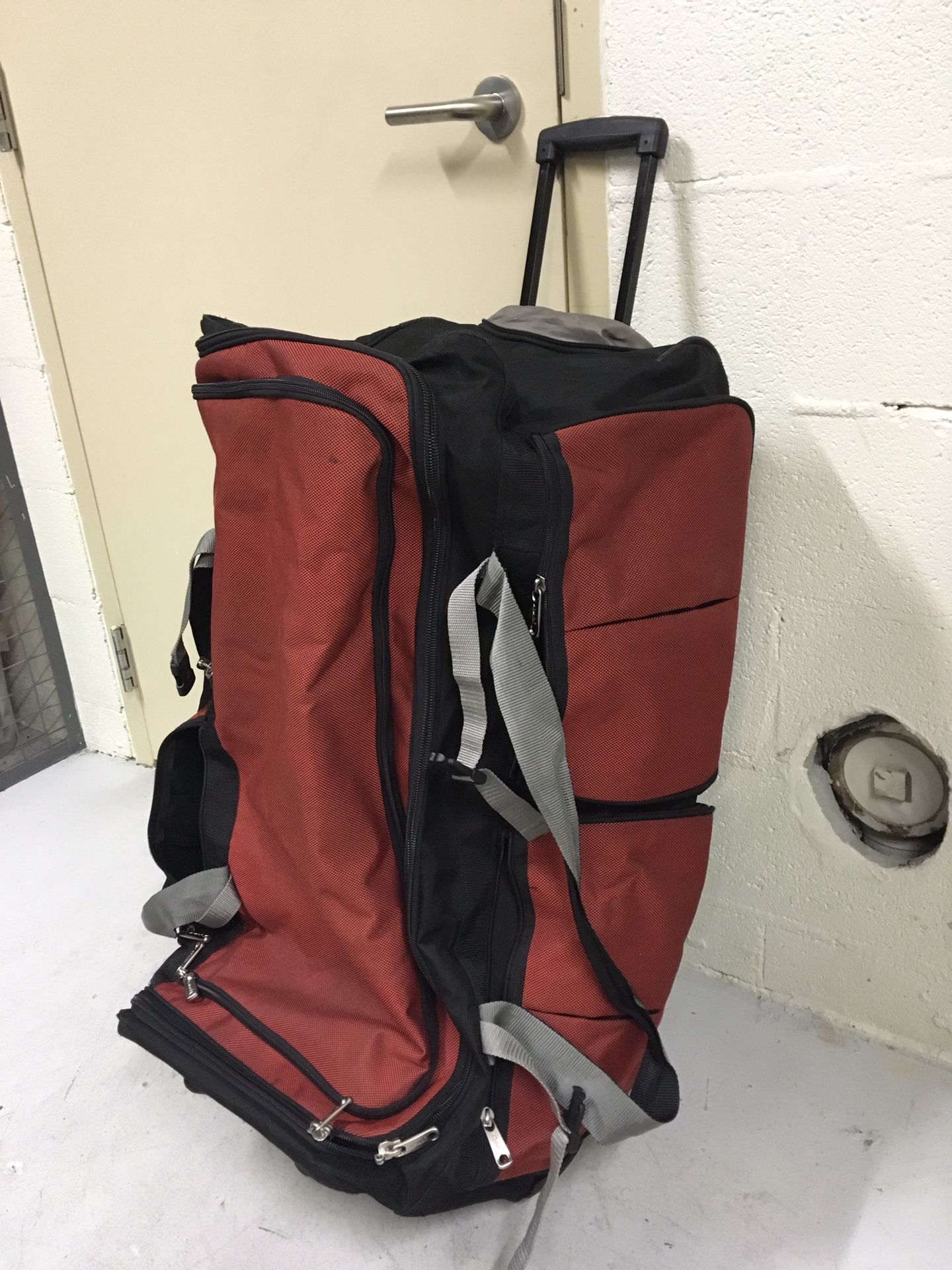 Duffle traveling bag with wheels - Atvalon