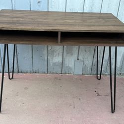 Desk With Metal Legs In Good Condition 