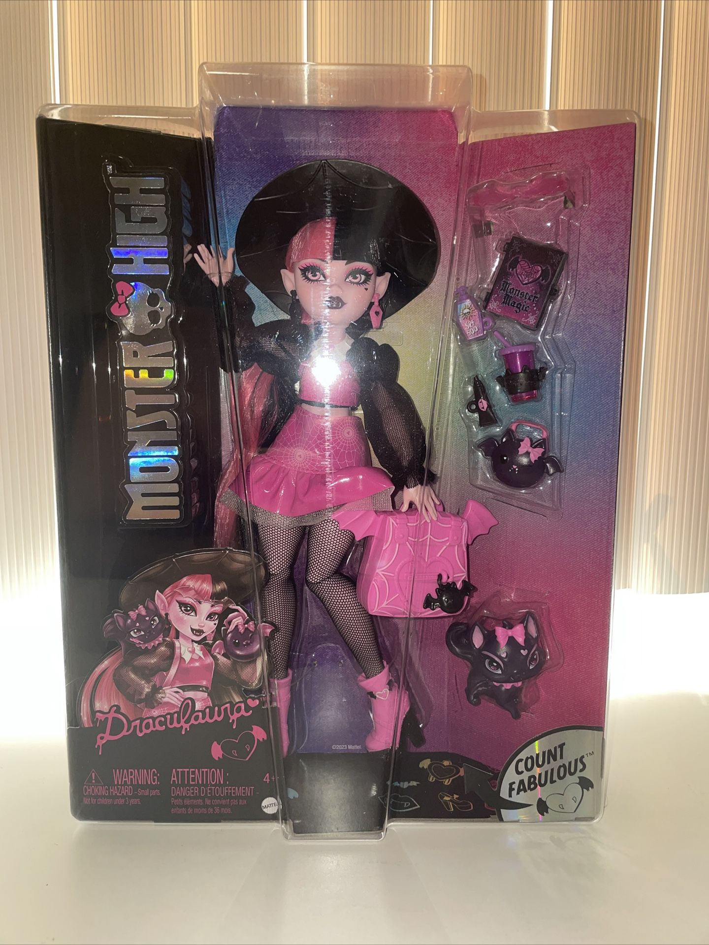New Monster High Draculaura Doll with Pet Bat-Cat Count Fabulous and Accessories