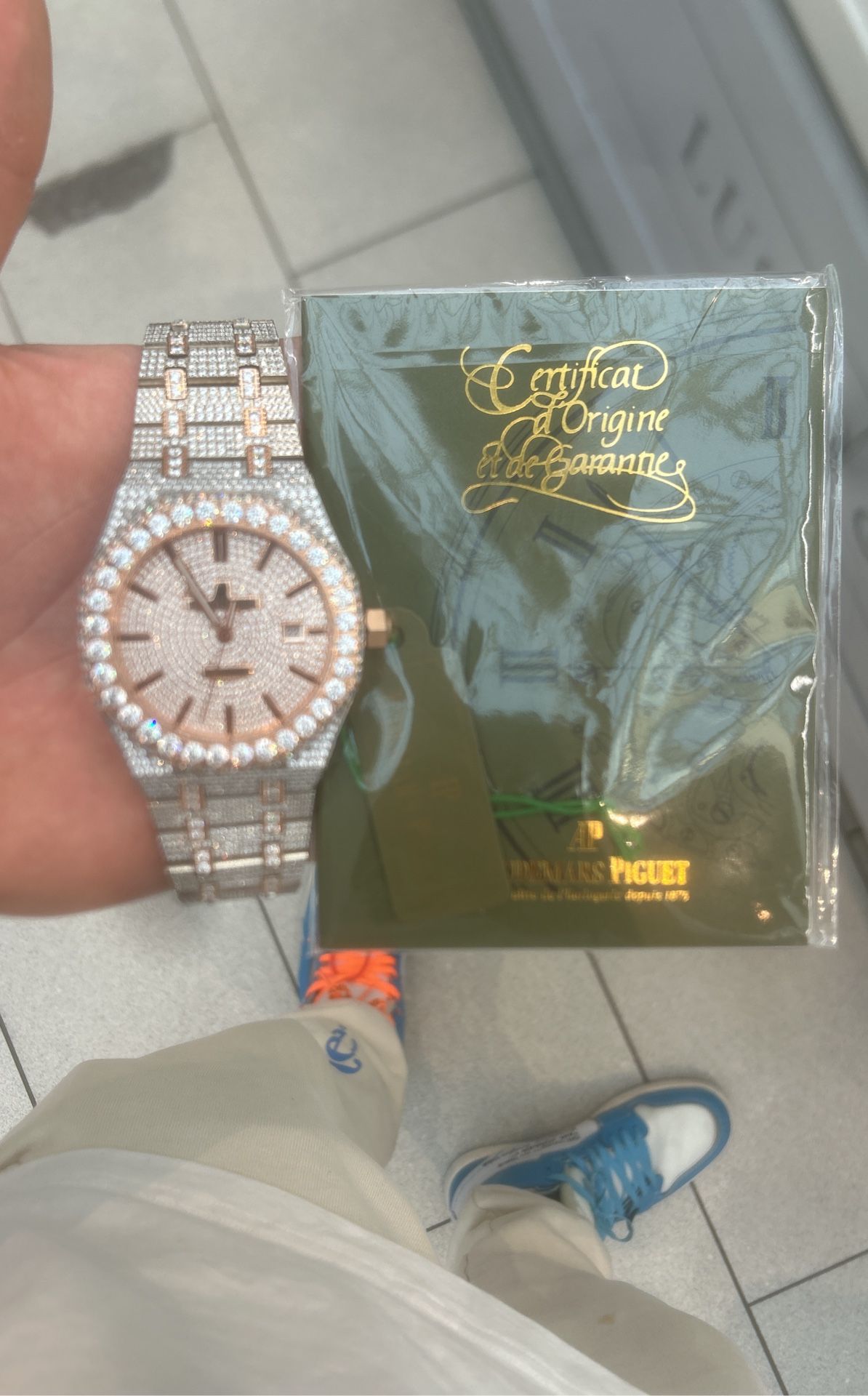 VVS AP COMES WITH BOX AND PAPERS