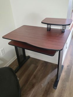 Desk with pull out keyboard shelf
