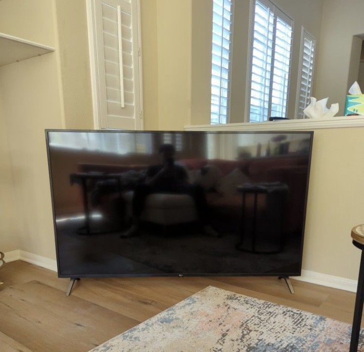 LIKE NEW 65" Smart 4K LED TV 65UN9000AUJ