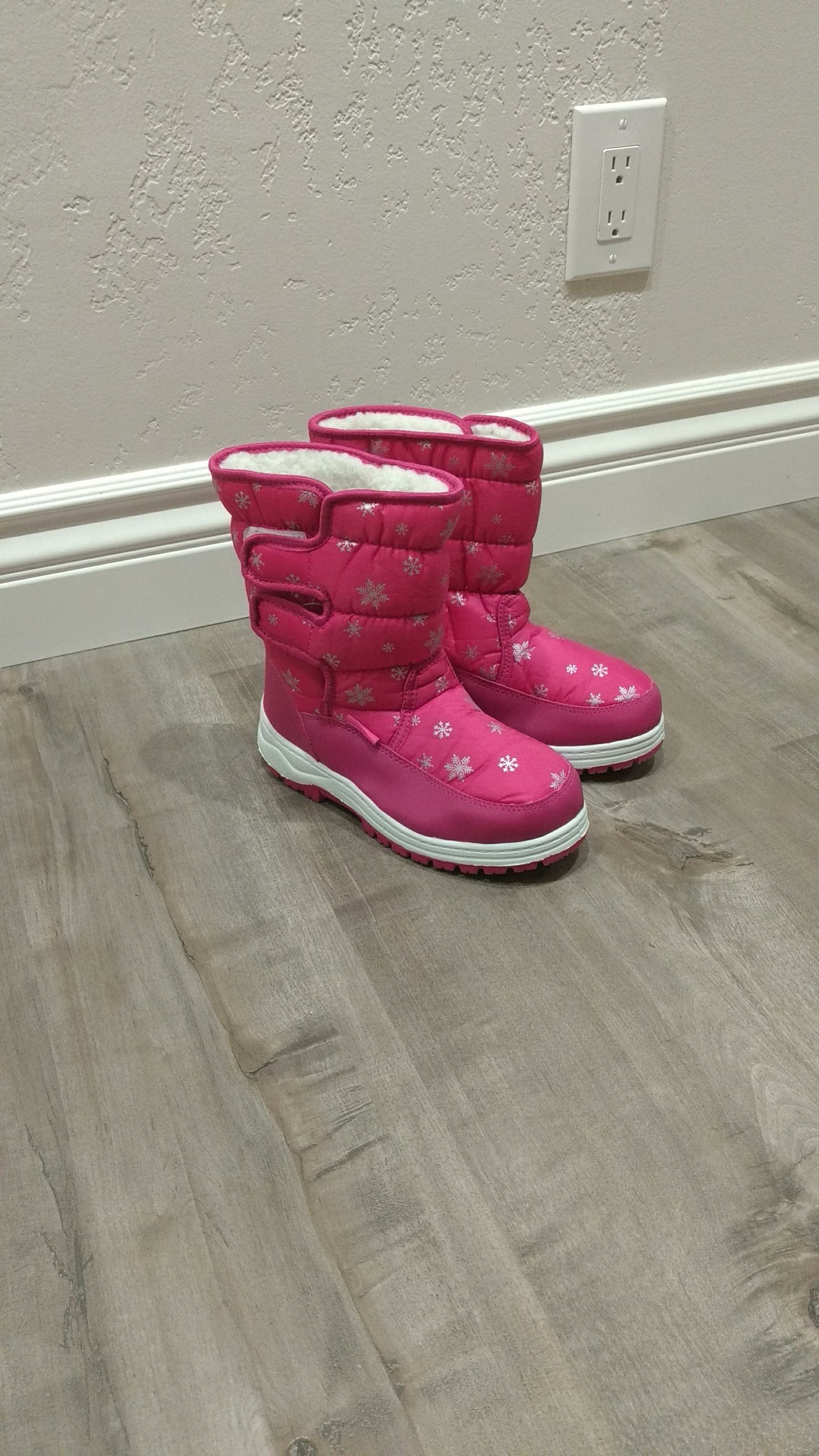 Snow boots for girl. Brand New. Size 4.