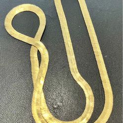 Herringbone chain with valentine hearts gold tone. Approximately 17 inches. As is. No returns. Make me an offer I can’t refuse. What you see is what y