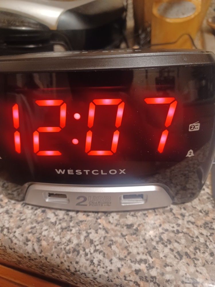 WESTCLOX BIG NUMBER ALARM,DOUBLE USB, RADIO,EXCELLENT CONDITION ONLY PICK UP