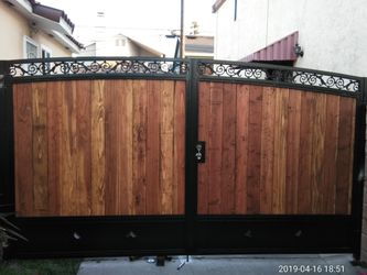 Puerta de metal y madera