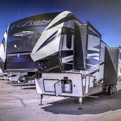 2019 FUZION 427 TOYHAULER 