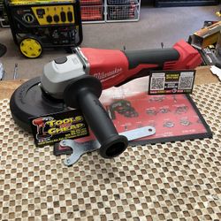 Milwaukee M18 18V Lithium-Ion Brushless Cordless 4-1/2 in./5 in. Grinder w/Paddle Switch (Tool-Only)