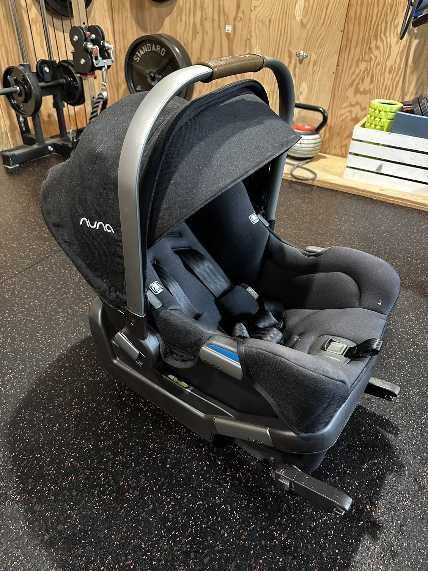 Like New Nuna Pipa Car Seat With Base