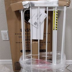 Brand New Regalo Easy Step Walk Thru Baby Or Pet Safety Gate