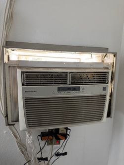 Frigidaire / Electrolux 6,000 BTU Window AC Unit - Works Great!