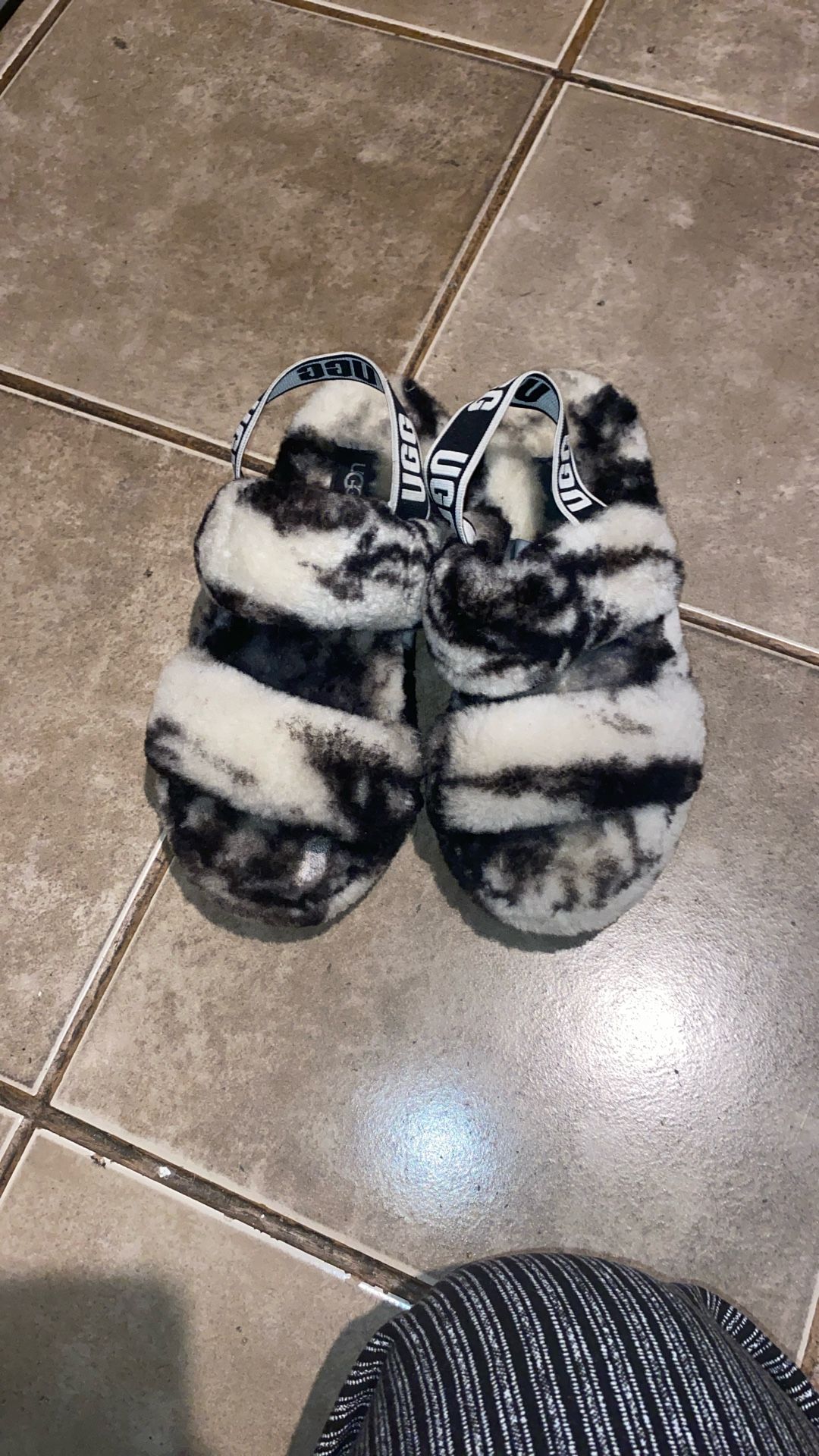 Uggs Slippers Fluffy Size 6 (used)