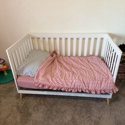 Delta 4 in 1 convertible crib with convertible changing table/drawer