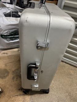 Zero Halliburton 26” with wheels