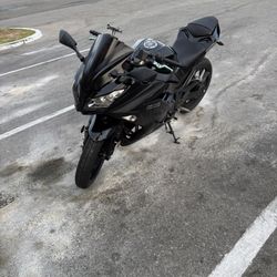 Kawasaky Ninja, año 2013 Color Negro 