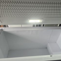 Whirlpool Chest Freezer.  Needs Gasket.  Works Great 