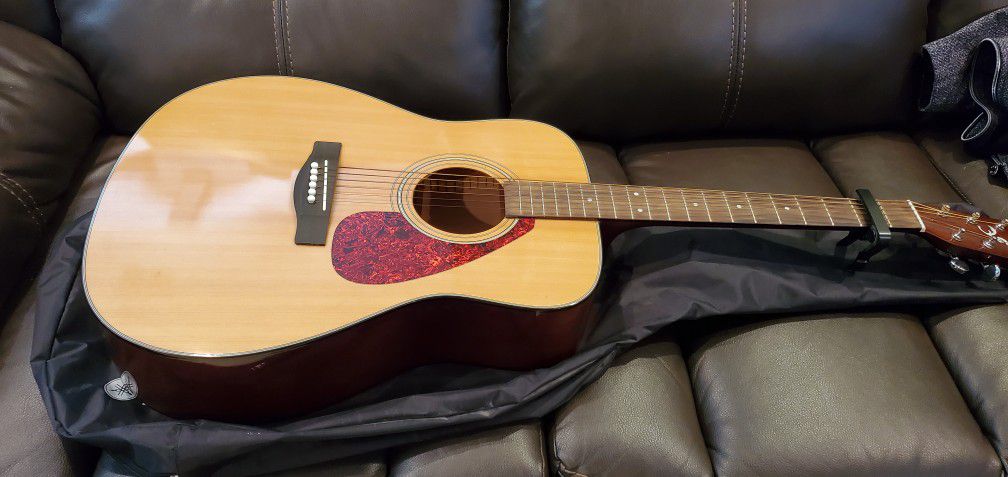 Yamaha Acoustic Guitar Eith Case And Capo