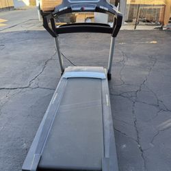 T 7.5S ,  3.0 CHIP , NORDIC TRACK TREADMILL WITH BLUETOOTH SPEAKERS,WI/FI CONNECTIVITY,COOLING FANS, TOUCH SCREEN DISPLAY. $400.00 OR BEST OFFER.