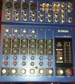 Mezcladora YAMAHA de 4 canales en $100.00